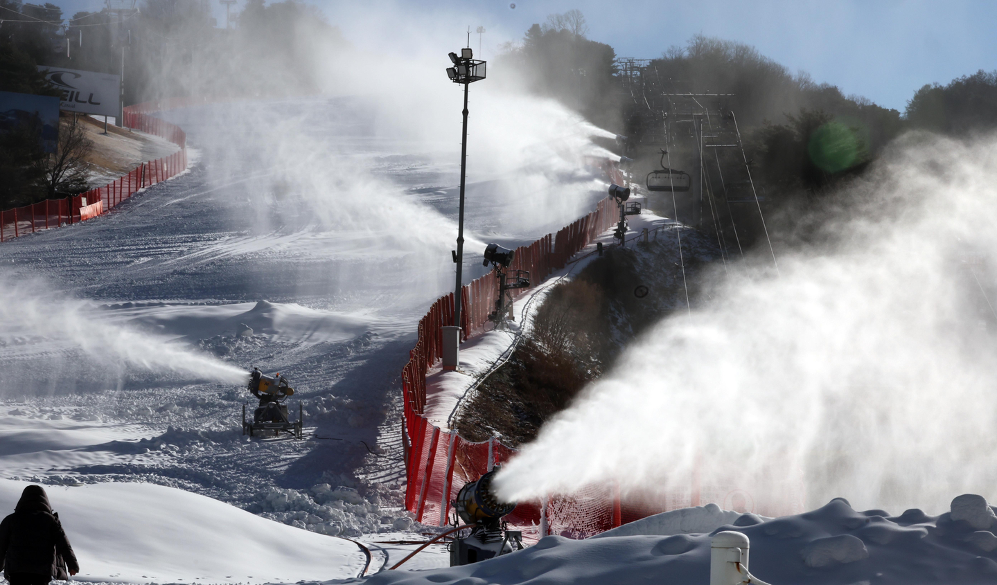 A ski resort in Hongcheon, Gangwon, begins full winter operations as it makes snow on its slopes on Dec. 4, with morning temperatures dropping below freezing. [YONHAP]