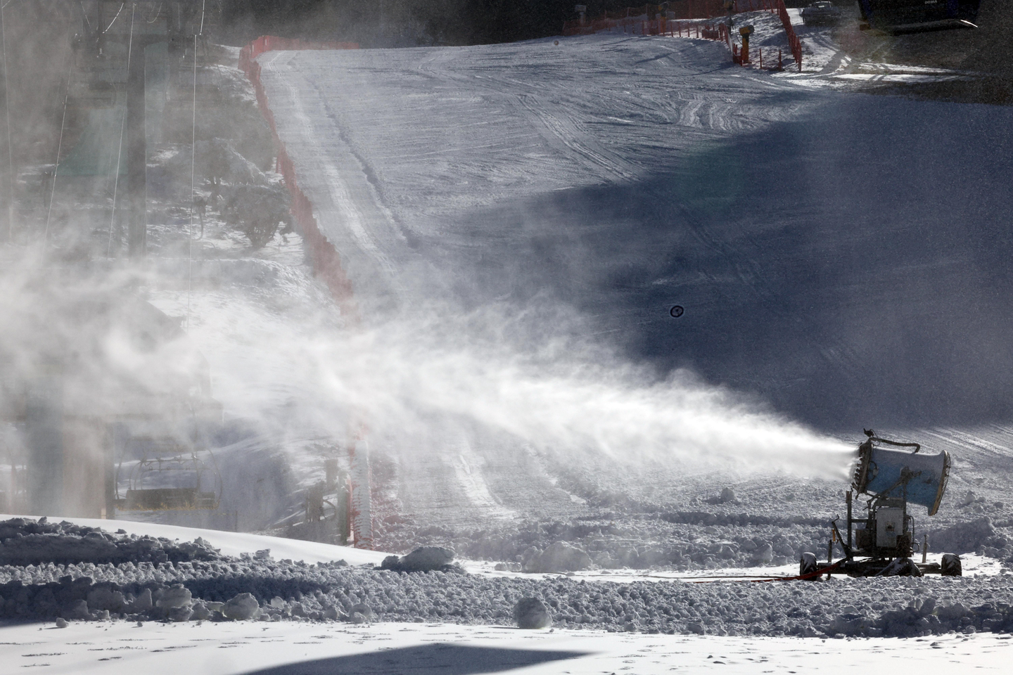 A ski resort in Hongcheon, Gangwon, begins full winter operations as it makes snow on its slopes on Dec. 4, with morning temperatures dropping below freezing. [YONHAP]