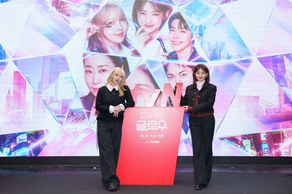 Makeup artist Pony, left, and hair designer Chahong pose for photos during a beauty talk session for tvN ongoing makeover show ″Perfect Glow″ held at Stanford Hotel Seoul in western Seoul on Dec. 1. [TVN]