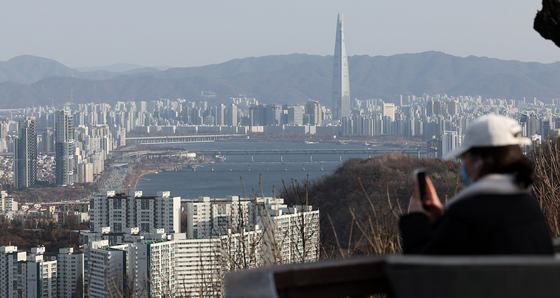 Apartments are seen from Mount Namsan in central Seoul on Dec. 2. [NEWS1] 