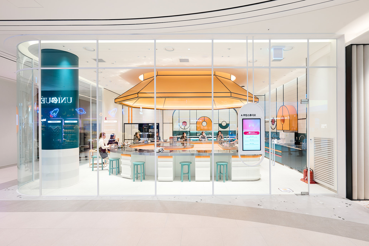 A view of “Up Stair,” a passageway connecting the third floor to the rooftop garden in Starfield Village Unjeong [SHINSEGAE PROPERTY]