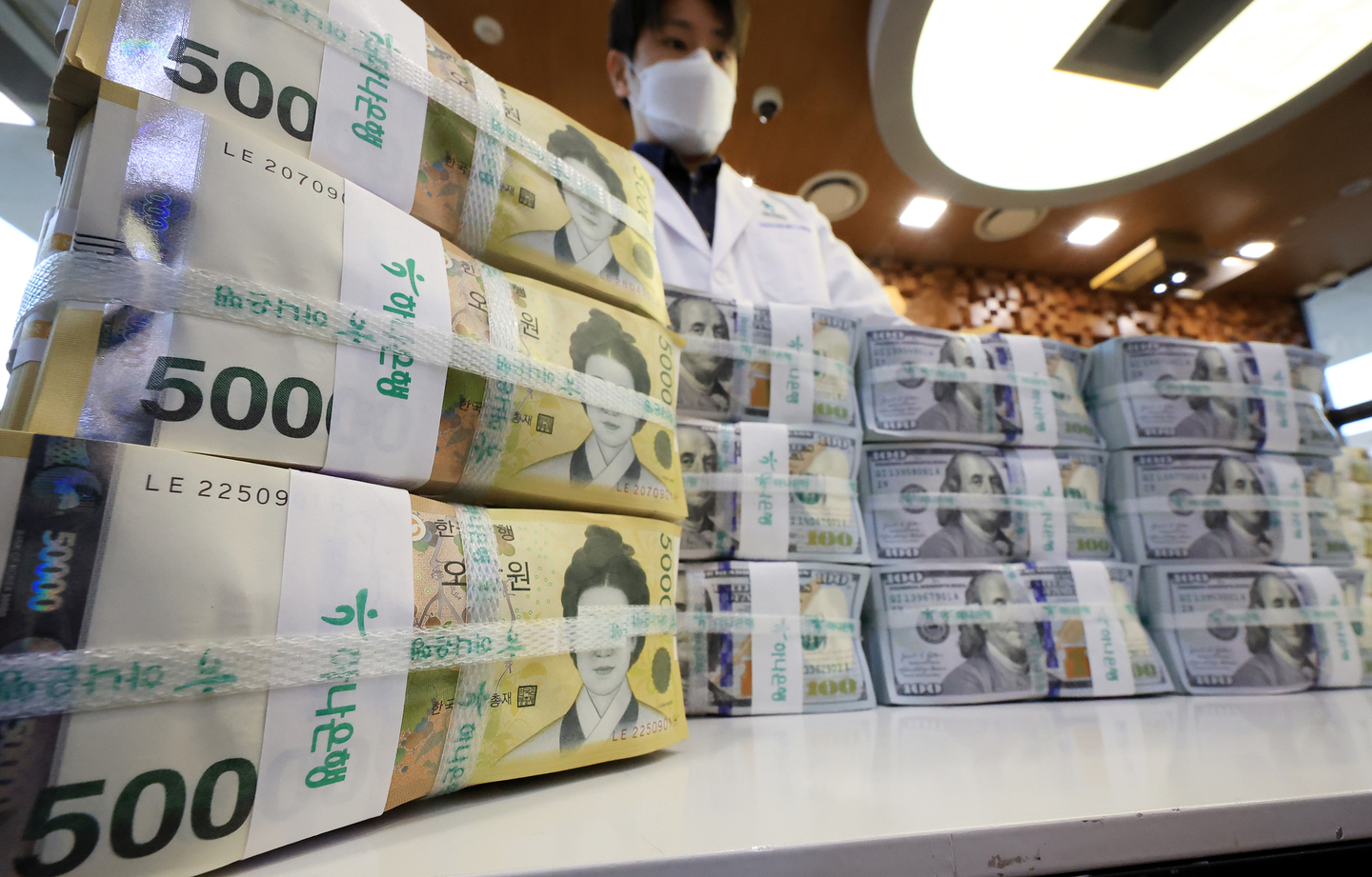 An employee organizes won and dollars at Hana Bank’s Anti-Counterfeiting Response Center in central Seoul on Nov. 25. [NEWS1]