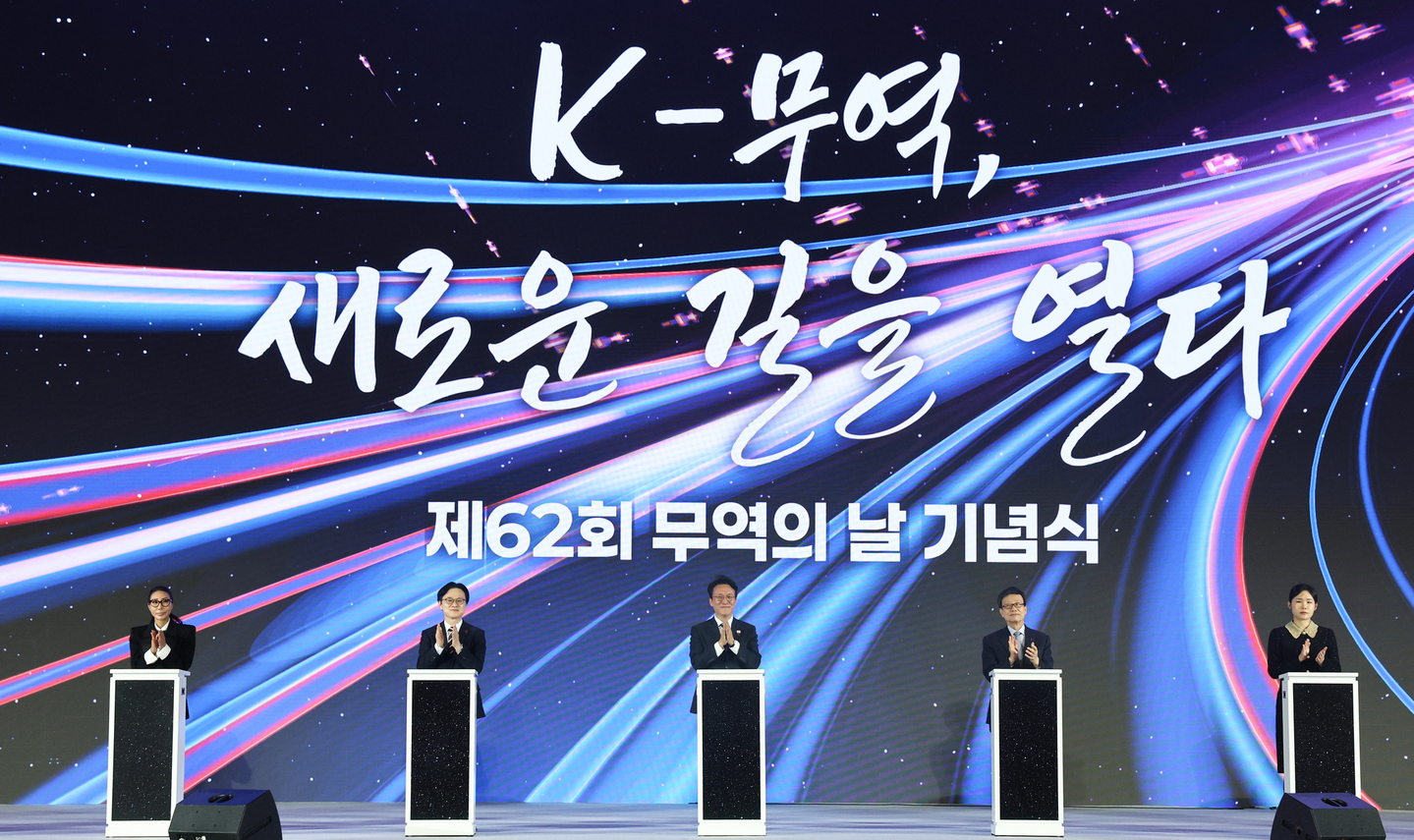 Participants take part in a ceremony during the 62nd Trade Day event at Coex in Gangnam District, southern Seoul, on Dec. 4. From left: Hwang Eun-joo, CEO of Dongha; Minister of Trade, Industry and Energy Kim Jung-kwan; Prime Minister Kim Min-seok; Yoon Jin-sik, chairman of the Korea International Trade Association; and Seo Dam-hye, CEO of Fineskin. [YONHAP]