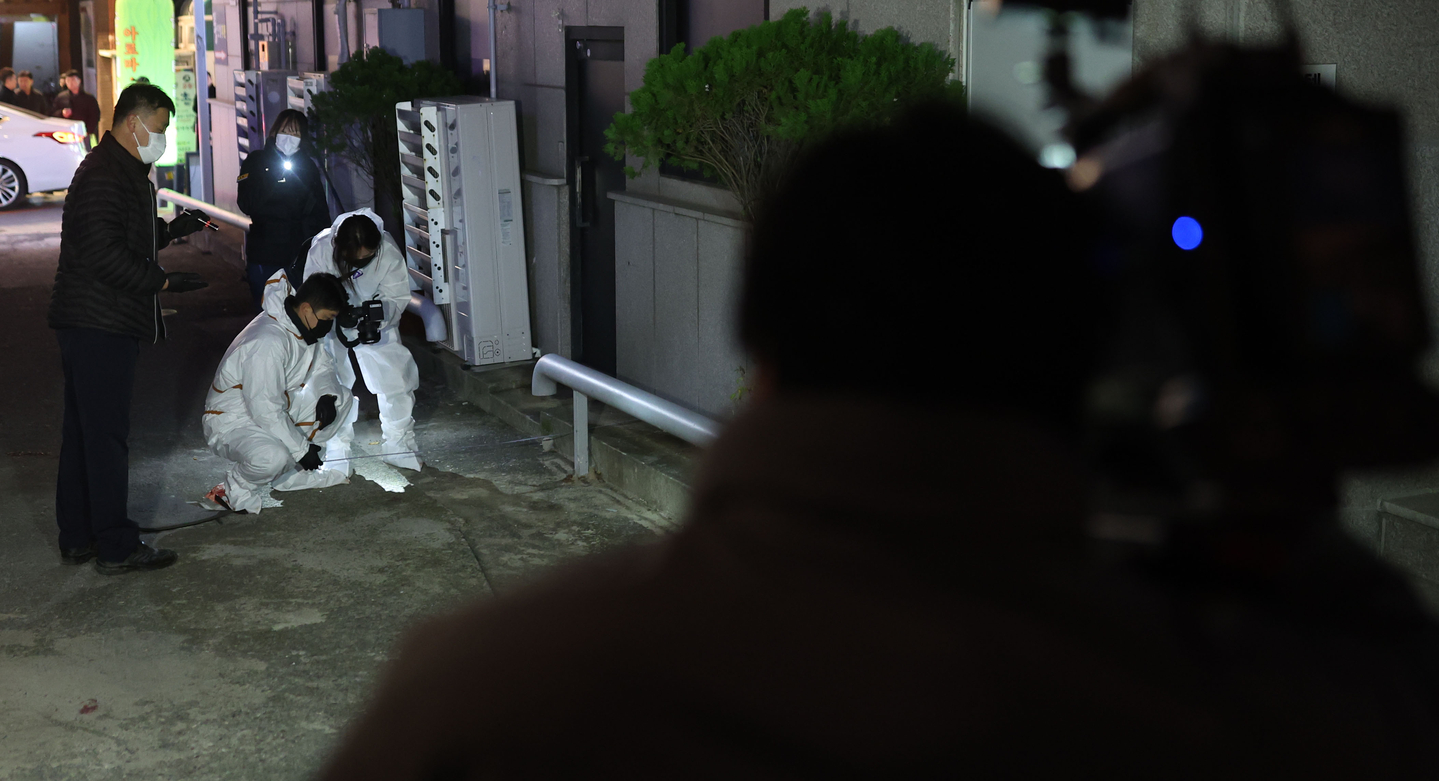 Police inspect the nearby scene of a motel in Changwon, South Gyeongsang, to investigate a stabbing incident that took place on Dec. 3. Two middle school students died from the stabbing, and the perpetrator also later died after jumping from the third story to avoid police arrest. [YONHAP]
