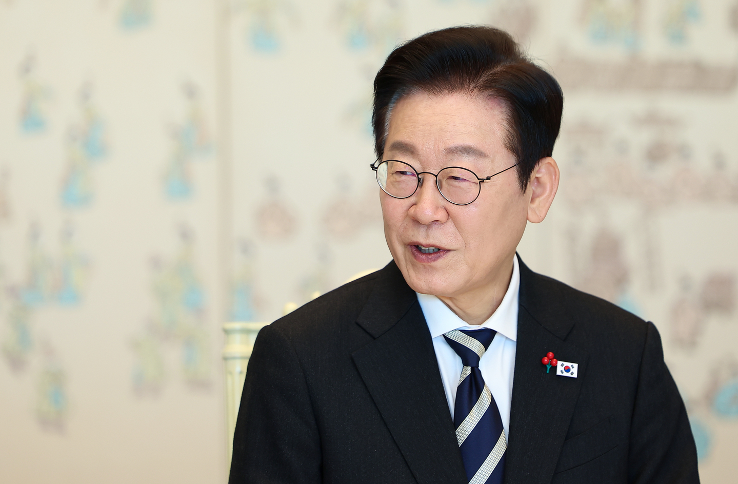 President Lee Jae Myung speaks during a luncheon meeting with the leaders of the legislative, judiciary and administrative branches at the presidential office in Seoul on Dec. 3. [YONHAP]