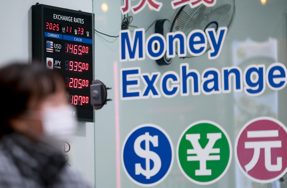 An electronic board displays exchange rates at a private currency exchange shop in central Seoul on Nov. 23. [YONHAP]