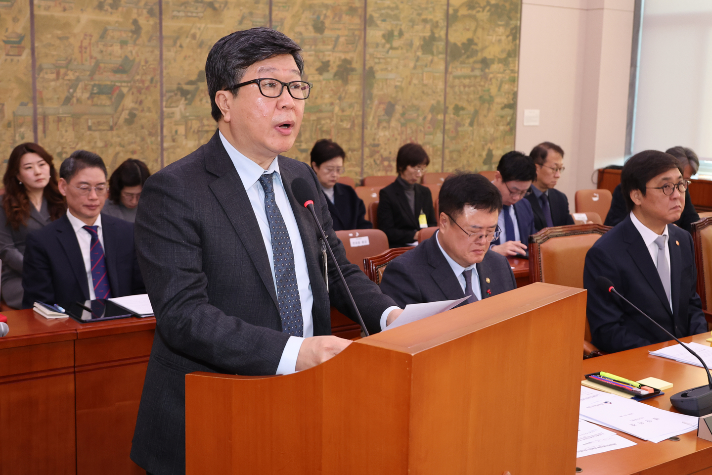 Pyeon Jang-wan, president of the Korea National University of Arts, delivers a policy report at a plenary session of the National Assembly's Culture, Sports and Tourism Committee in Yeouido, western Seoul, on Nov. 28, regarding the admission of a student with a record of school violence. [YONHAP]