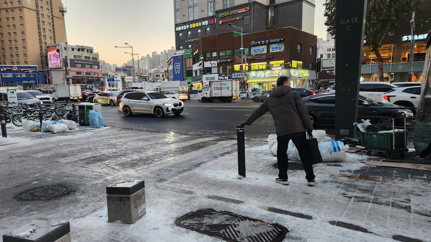 A commuter is seen grabbing onto a pole for balance near Seoul National University Station in Gwanak District, southern Seoul, on Dec. 5. [LEE GYU-RIM]
