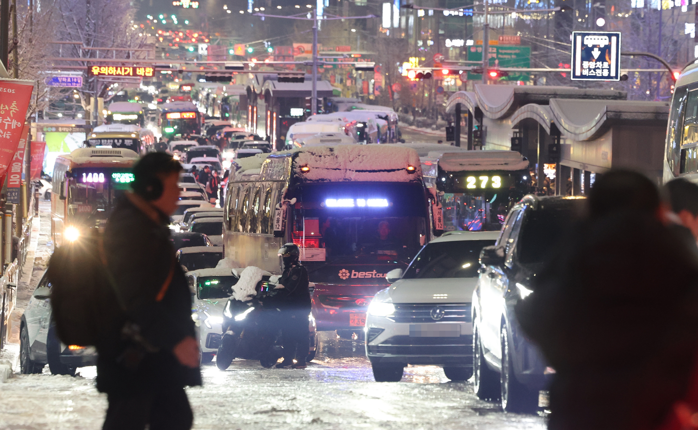 Vehicles are stuck in heavy traffic near Hongdae in Mapo District, western Seoul, during the evening rush hour of Dec. 4, as heavy snow warnings were issued for Seoul, Incheon, Gyeonggi and Gangwon. [YONHAP]