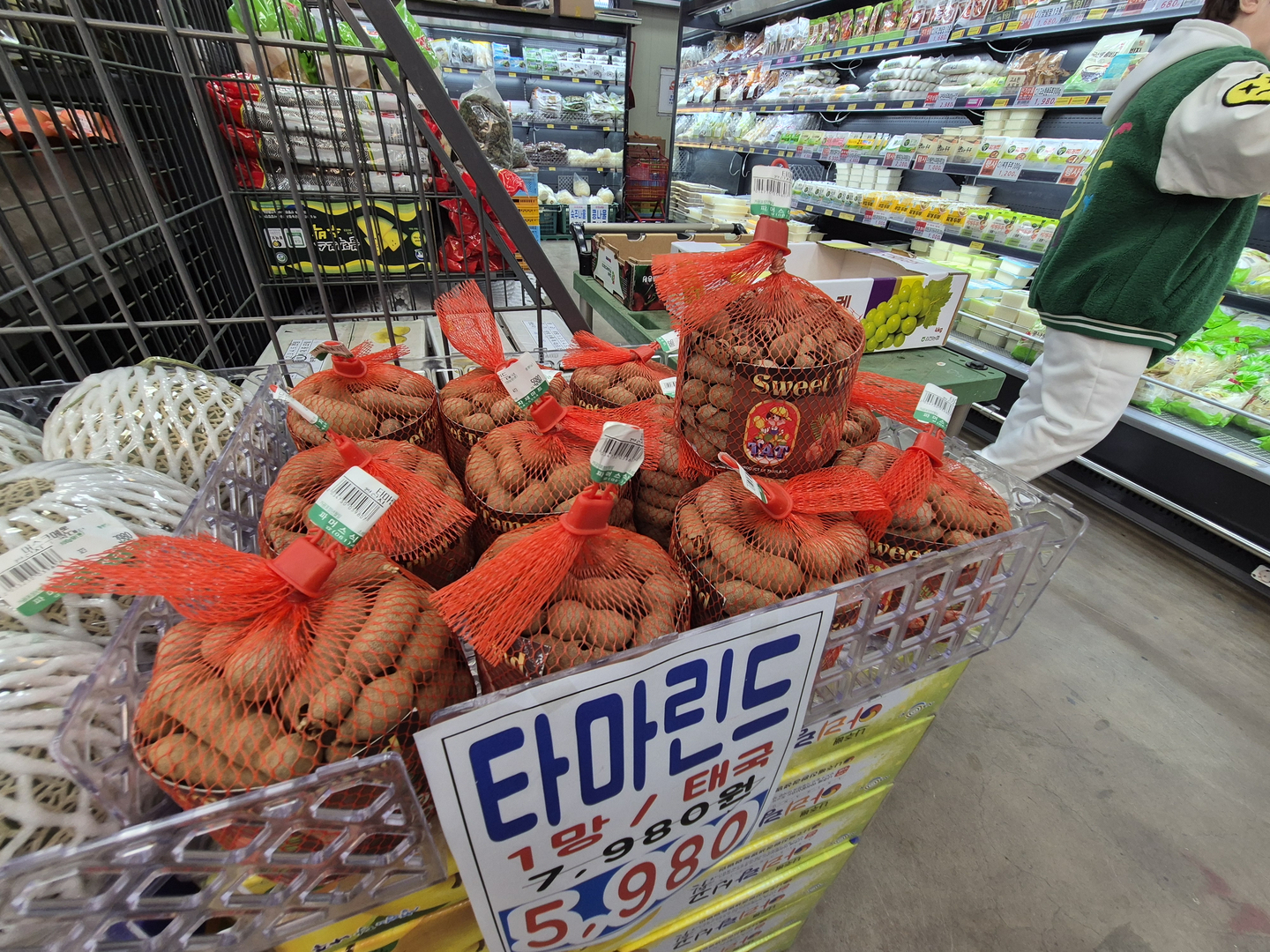 Groceries such as tamarind, elephant mango, dragon fruit, papaya and coconut are on display at a grocery store in Samho-myeon, Yeongam County, South Jeolla, on Dec. 4. [HWANG HEE-GYU]