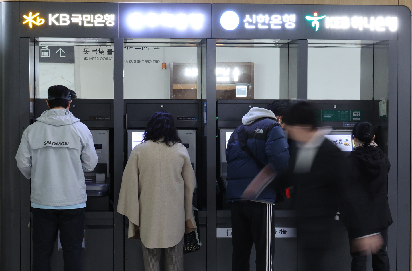 Bank ATMs are seen in Seoul on Nov. 23. [YONHAP] 