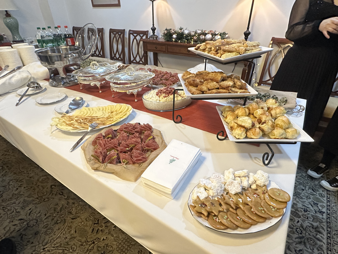 A spread of traditional Slovak Christmas food is displayed at the embassy’s holiday gathering, including bryndzove halusky (potato dumplings with sheep cheese), kapustnica (sauerkraut soup), zemiakovy salat (potato salad) and holubky (stuffed cabbage rolls). [SEO JI-EUN]