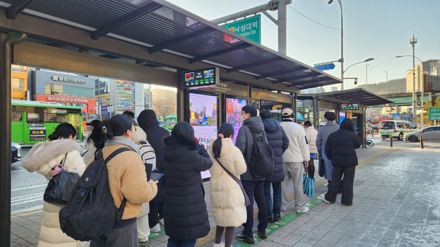 People wait in line for buses at Sadang Station in Gwanak District, southern Seoul, on Dec. 5. [LEE GYU-RIM]