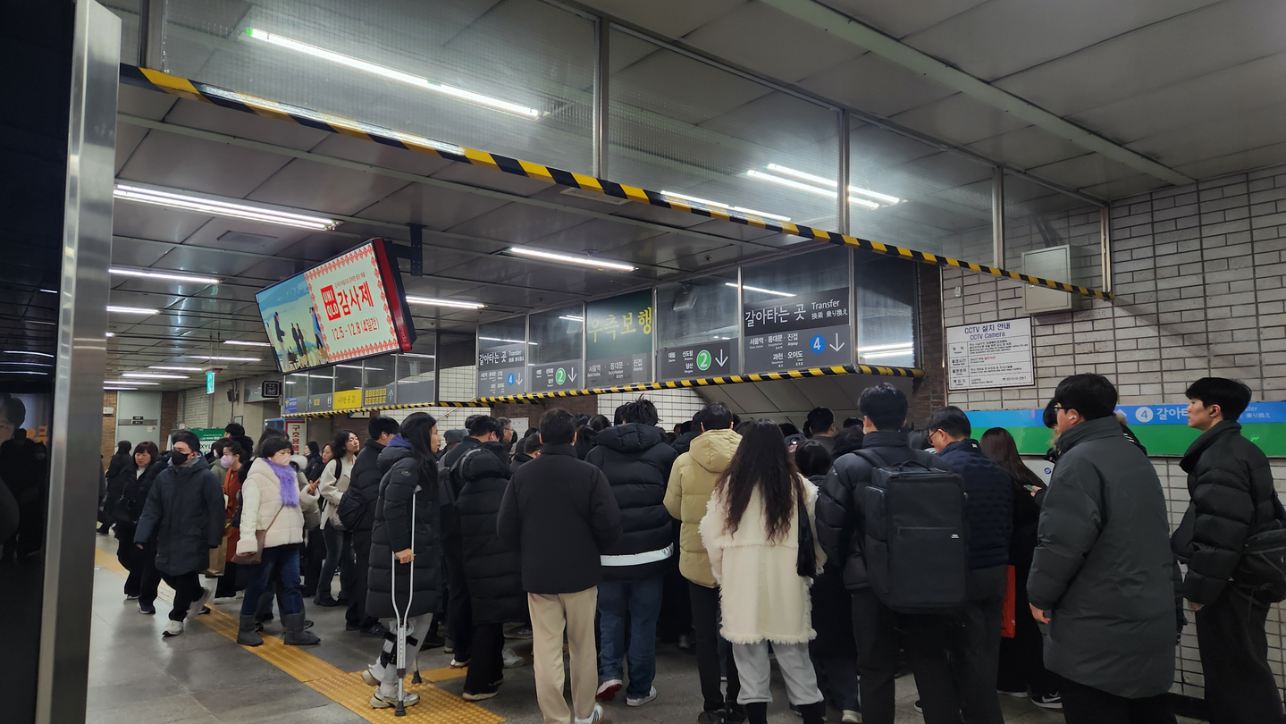 People are seen at Sadang Station in Gwanak District, southern Seoul, on Dec. 5. [LEE GYU-RIM]