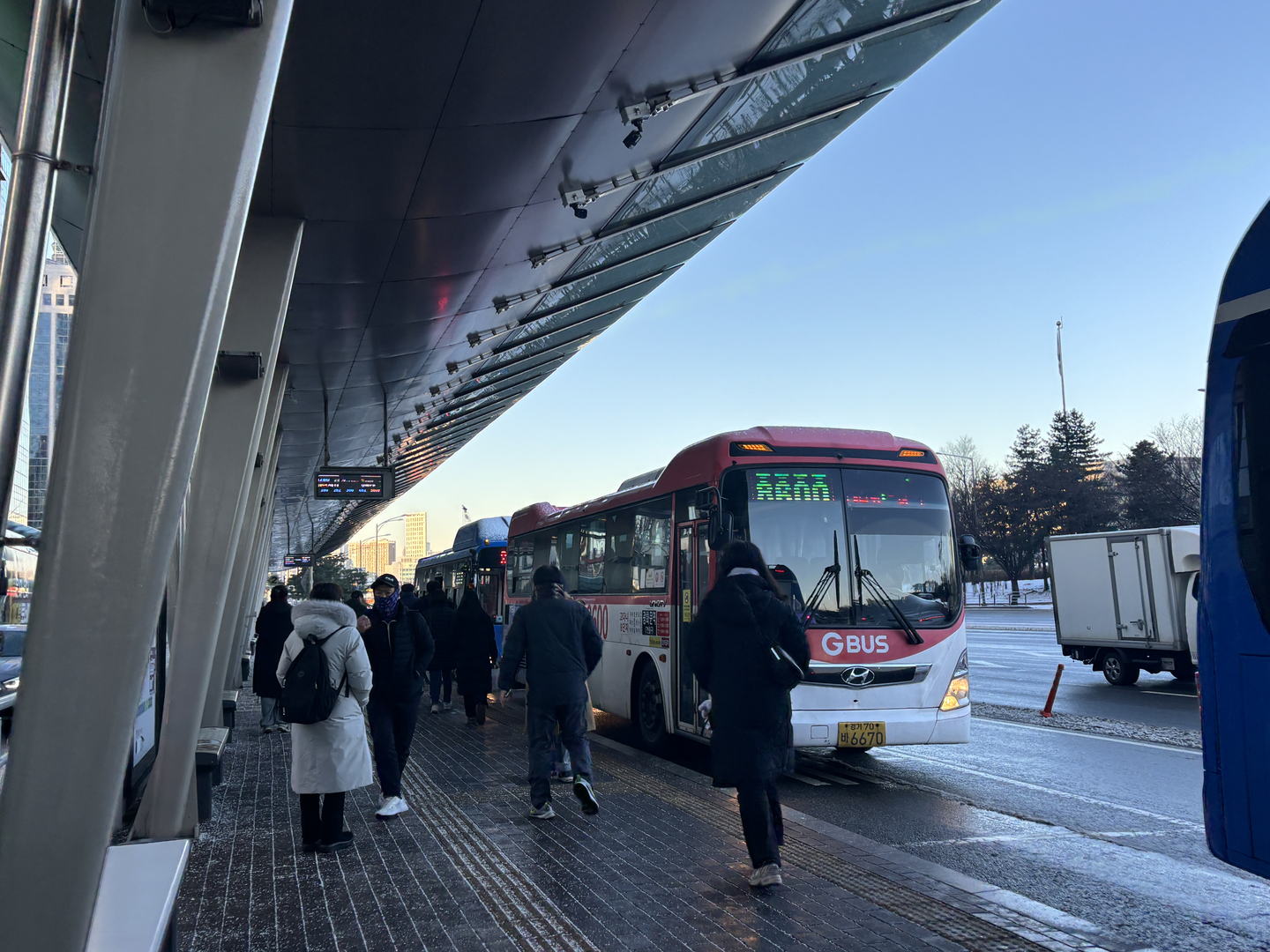 People get onto buses at Yeouido Transfer Center in Yeouido, western Seoul, on Dec. 5. [KWAK JOO-YOUNG]