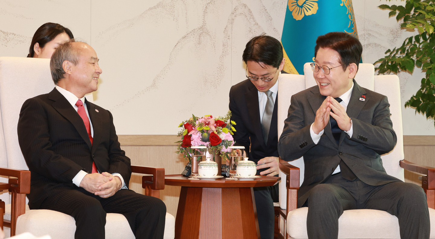 President Lee Jae Myung, right, meets with SoftBank Group Chairman Masayoshi Son at the presidential office in Yongsan District, central Seoul, on Dec. 5. [JOINT PRESS CORPS]