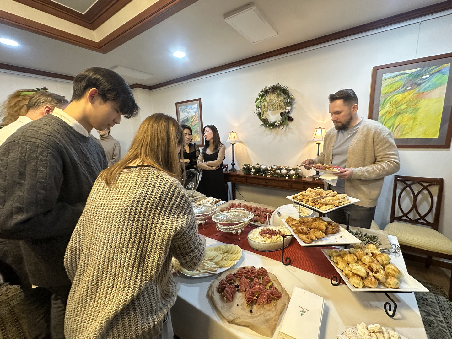 Guests help themselves to a buffet of traditional Slovak Christmas dishes prepared by embassy staff and volunteers during the annual holiday reception in Seoul. [SEO JI-EUN]