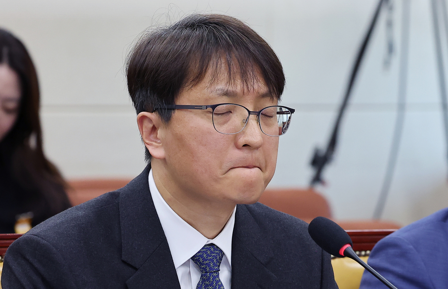 Coupang CEO Park Dae-jun answers lawmakers’ questions during a National Assembly Science, ICT, Broadcasting and Communications Committee session on Dec. 2 regarding the company’s personal data leak. [LIM HYUN-DONG] 
