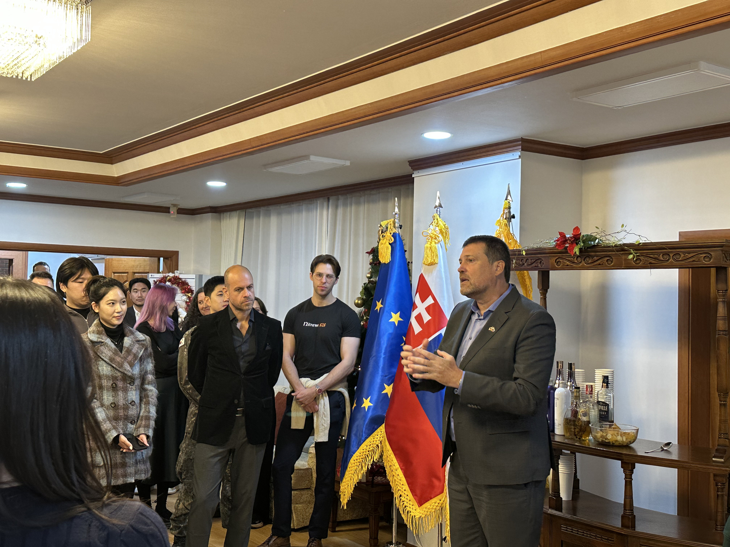 Slovak Ambassador to Korea Marek Repovský delivers remarks during the annual Christmas gathering at the Embassy in Yongsan District, central Seoul, on Thursday. [SEO JI-EUN]