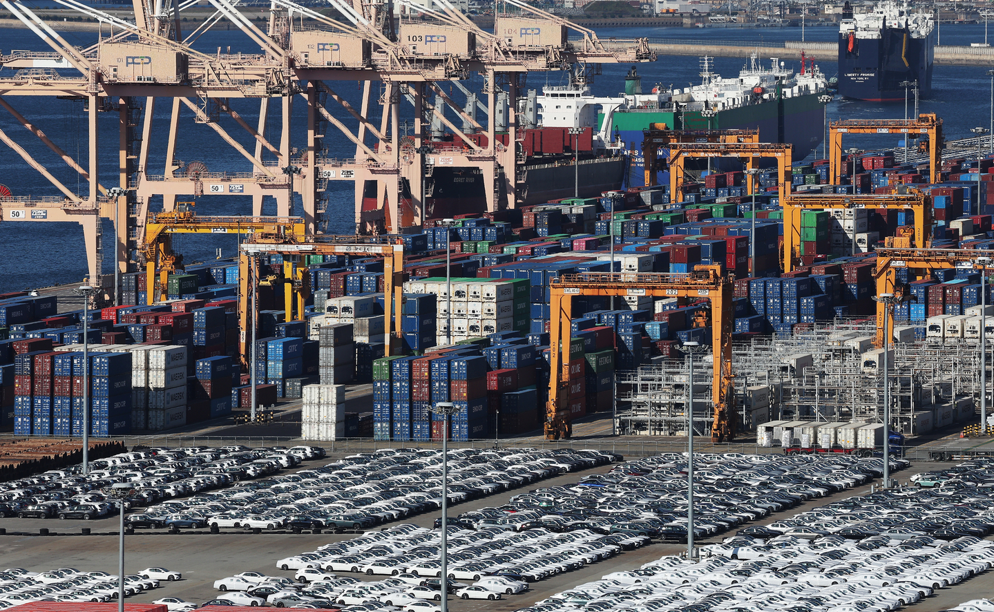 Export containers are stacked at the Pyeongtaek Port in Gyeonggi on Nov. 14. [YONHAP]