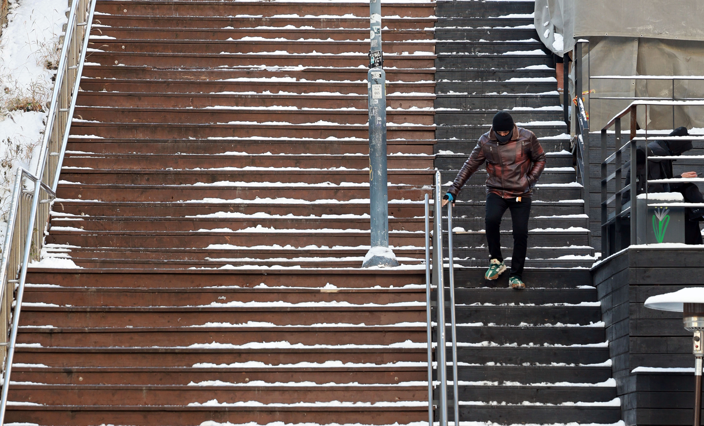 A pedestrian walks carefully on an icy staircase near Itaewon Station in central Seoul on Dec. 5 as a cold snap freezes roads following heavy snowfall. [YONHAP]