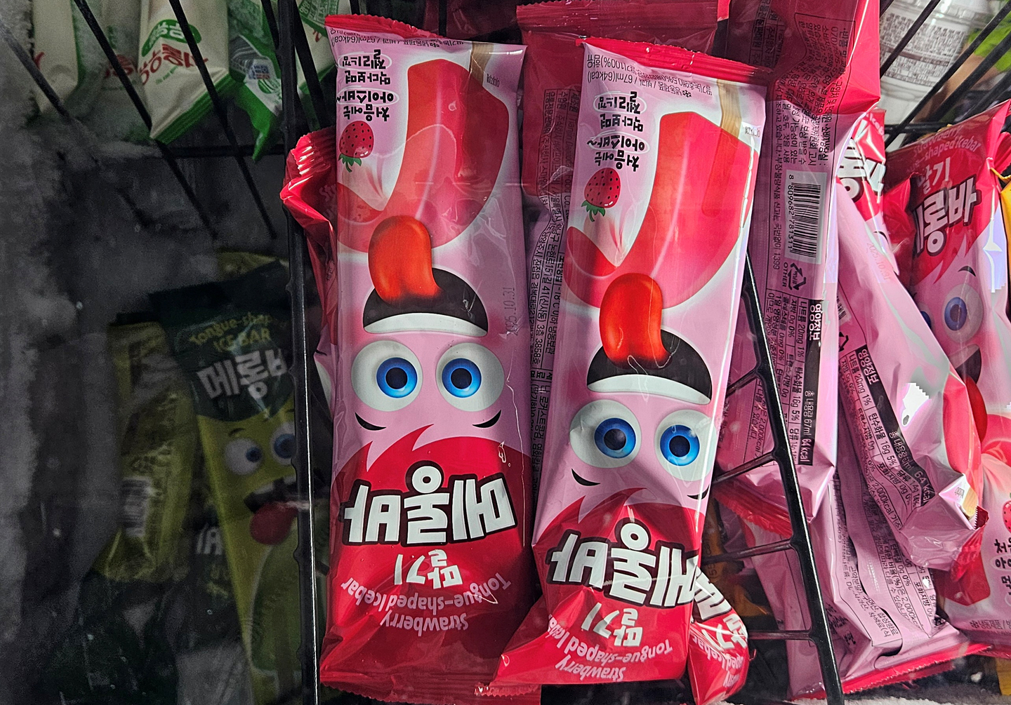 The ″Tongue-shaped Ice Bar″ is stocked at a convenience store in Seongnam, Gyeonggi, on Nov. 22. [CHAE HYE-SEON] 
