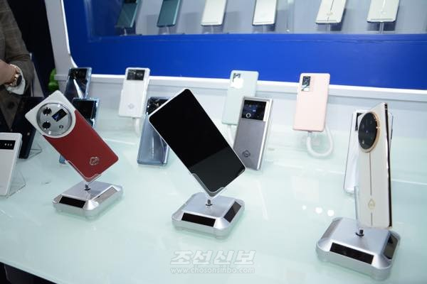 Jindallae 12 smartphones are seen during a technology fair in Pyongyang on May 27. [YONHAP] 