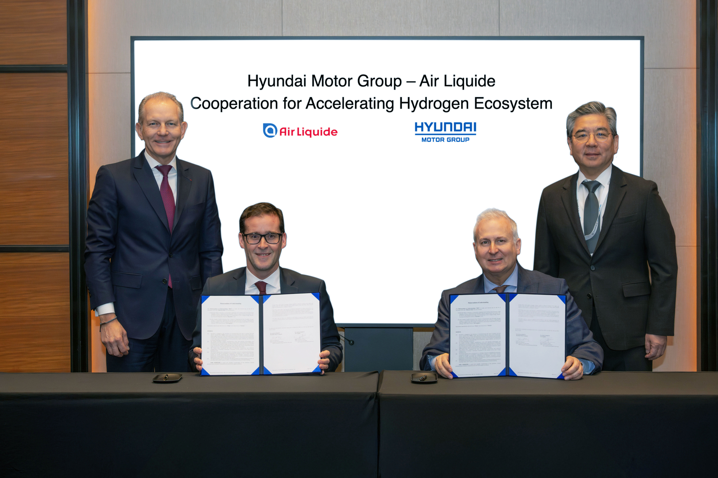 Officials from Hyundai Motor Group and Air Liquide pose for a photo on Dec. 4 after signing a partnership deal during the Hydrogen Council CEO Summit in Seoul from Dec. 2 to 4.  [HYUNDAI MOTOR GROUP] 