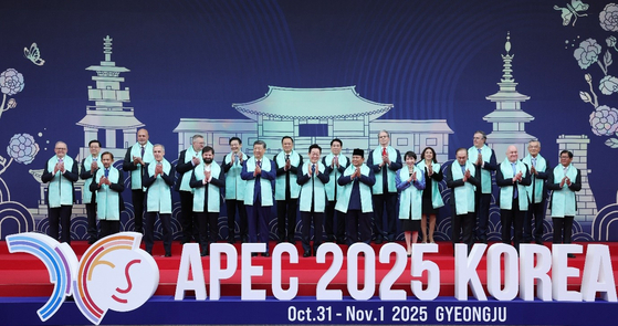 President Lee Jae Myung, center in the first row, takes a commemorative photo with leaders from countries attending the 2025 Asia-Pacific Economic Cooperation (APEC) summit held at the Gyeongju Hwabaek Convention Center on Nov. 1. Leaders present at the event included Chinese President Xi Jinping, fifth from left in the front row, Japanese Prime Minister Sanae Takaichi, fourth from right, and U.S. Treasury Secretary Scott Bessent, seventh from left in the back row. [YONHAP]
