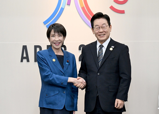 President Lee Jae Myung, right, shakes hands with Japanese Prime Minister Sanae Takaichi ahead of a bilateral Korea?Japan summit in Gyeongju, North Gyeongsang, on Oct. 30. [JOINT PRESS CORPS]