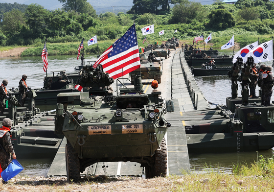 U.S. Forces Korea Stryker armored vehicles and Korean K200 armored vehicles are crossing a pontoon bridge during a combined exercise in Yeoju, Gyeonggi, on Aug. 27. [YONHAP] 