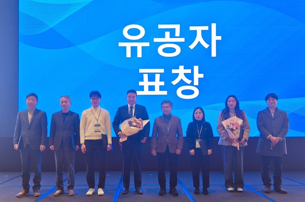 Steel Cycle Corporation Vice Chairman Choi Min-seok, fourth from left, receives the Minister of Environment Award. [KOREA ZINC] 