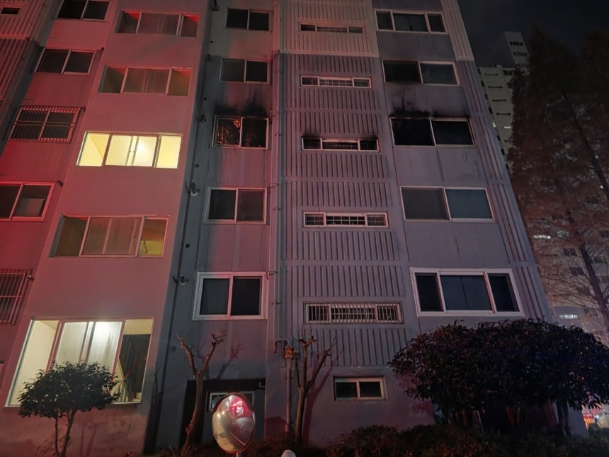 A fire breaks out at 2:36 a.m. on the third floor of a 16-story apartment building in Changwon, South Gyeongsang, on Dec. 7. [CHANGWON FIRE DEPARTMENT]