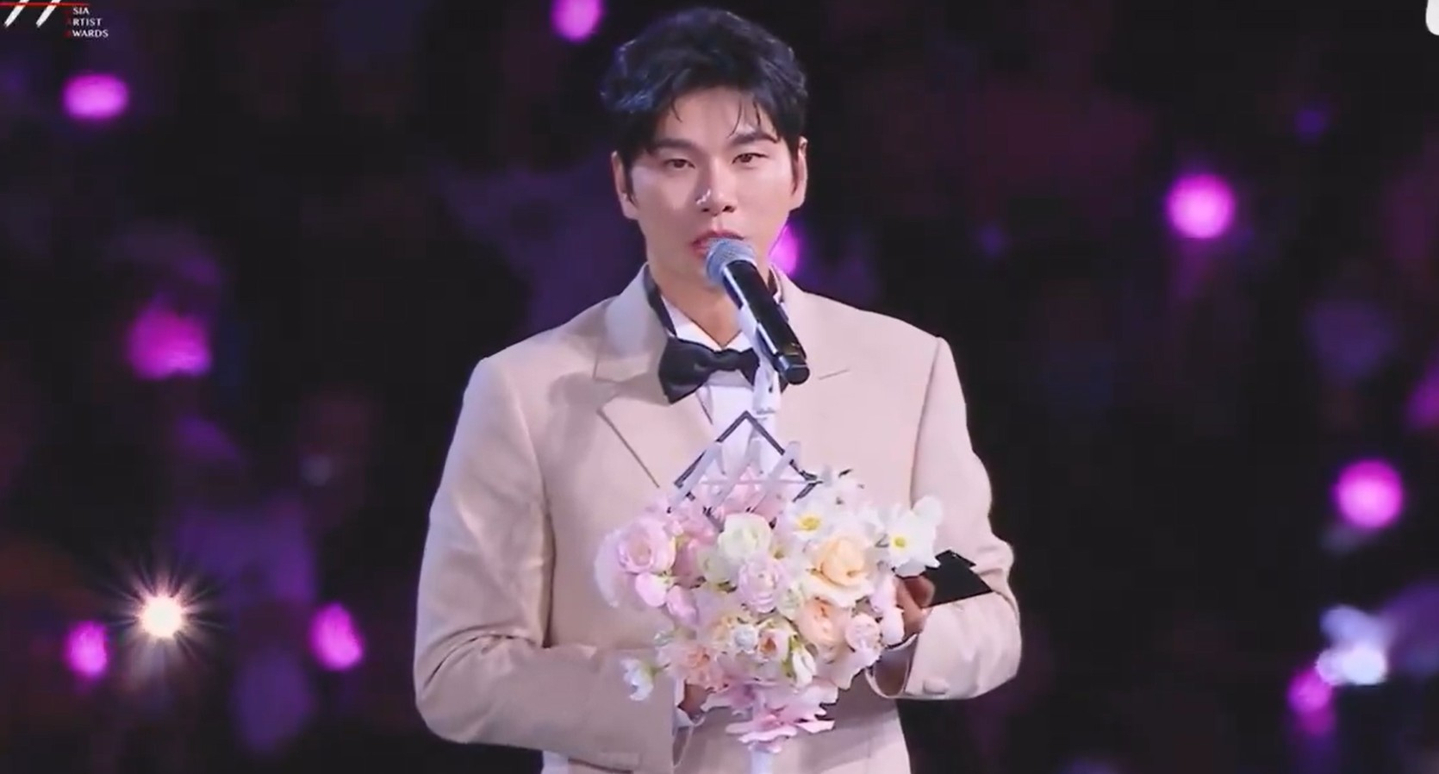 Actor Lee Yi-kyung gives a speech while receiving the Best Choice award at the 2025 Asia Artist Awards held at the National Stadium in Kaohsiung, Taiwan, on Dec. 7. [SCREEN CAPTURE]