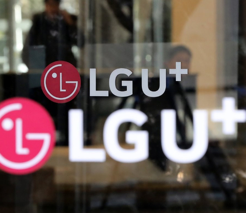LG U+ logos are seen at an LG U+ store. [LG U+]