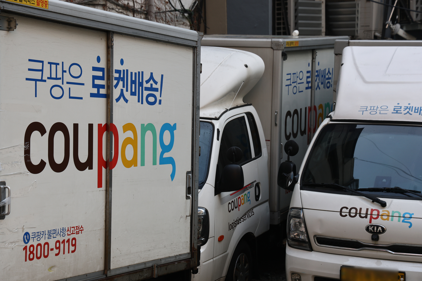 The photo shows Coupang delivery trucks in Seoul on Dec. 7. [YONHAP] 