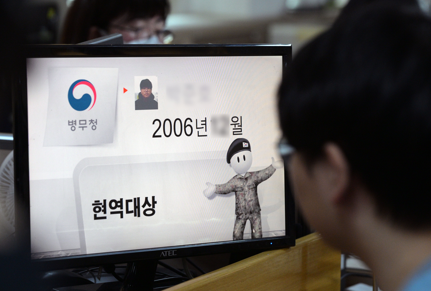 An enlistment candidate receives an active-duty classification on Jan. 13 at the Seoul Regional Military Manpower Administration in western Seoul. [NEWS1]