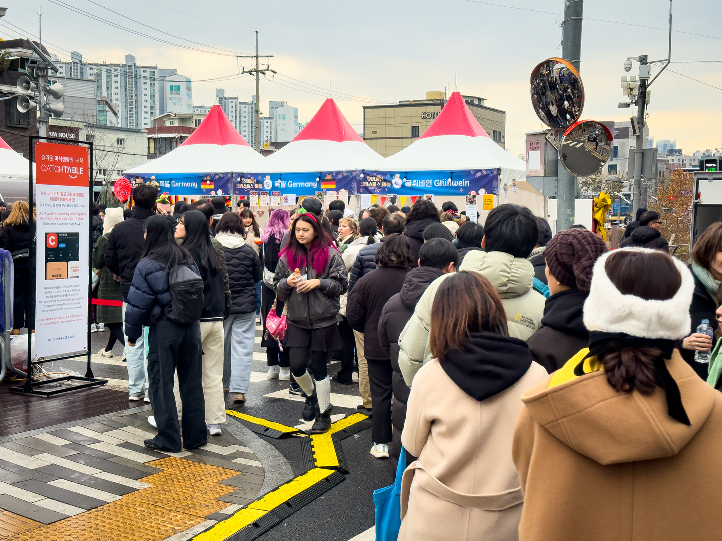 A long line of people wait to buy gluhwein, or German mulled wine, at the European Market in Seongbuk District, central Seoul, on Dec. 6. [MICHAEL LEE]