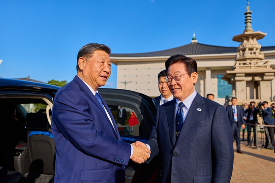 President Lee Jae Myung, right, shakes hands with Chinese President Xi Jinping in Gyeongju, North Gyeongsang, on Nov. 1. [YONHAP]