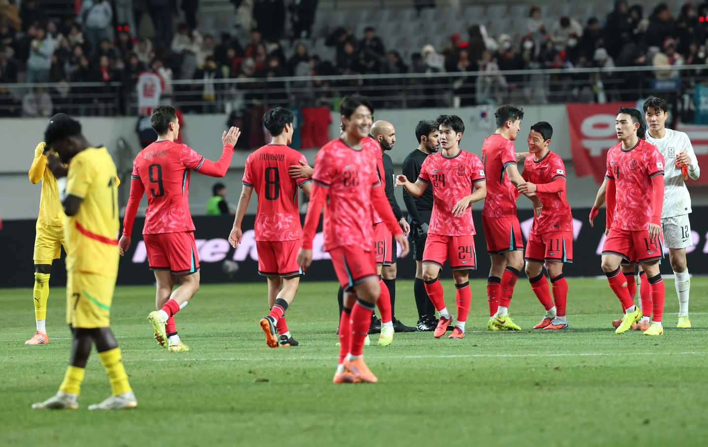 The Korean national team celebrates after a 1-0 win over Ghana at Seoul World Cup Stadium in western Seoul on Nov. 18. [YONHAP] 