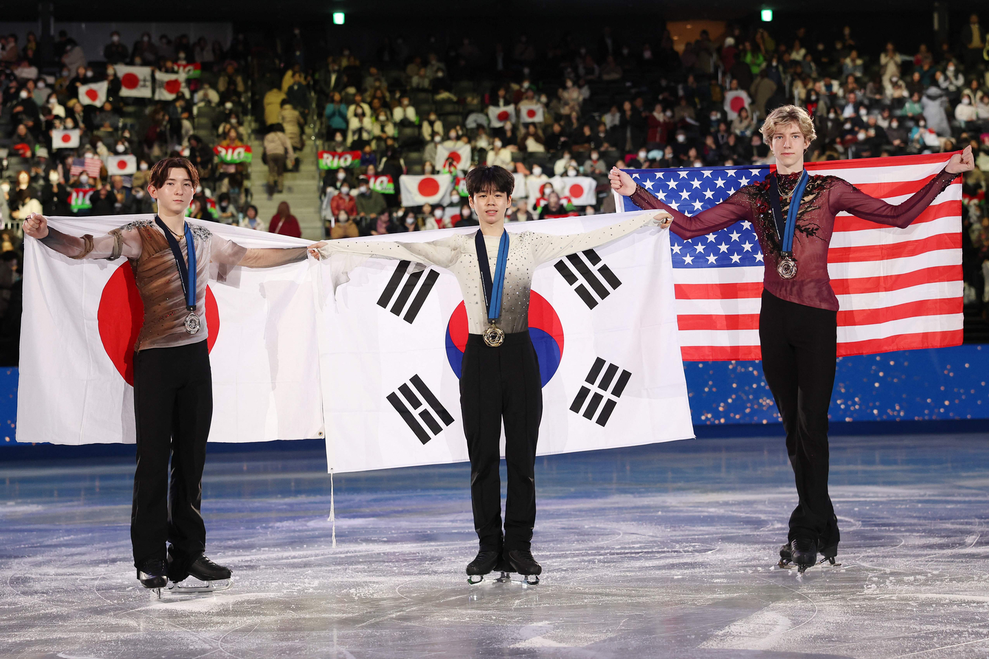  Seo Min-kyu, center, celebrates his victory in the men’s singles at the ISU Junior Grand Prix Final in Nagoya on Dec. 5 — Korea’s first-ever men’s title at the event — alongside silver medalist Rio Nakata of Japan, left, and bronze medalist Lucius Kazanecki of the United States during the medal ceremony. [AFP/YONHAP]   