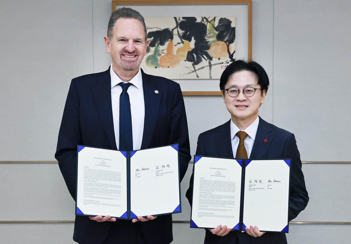 Industry Minister Kim Jung-kwan, right, poses for a photo with Rene Haas, CEO of ARM Holdings, during a memorandum of understanding (MOU) signing ceremony at the presidential office reception room in Yongsan District, central Seoul, on Dec. 5. [MINISTRY OF TRADE, INDUSTRY AND RESOURCES]