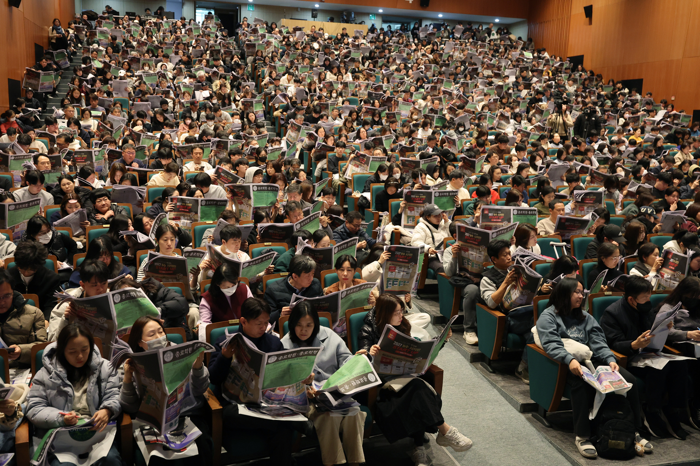 Parents and students pack Sungkyunkwan University’s Millennium Hall in Jongno District, Seoul, on Dec. 7, for an admissions strategy session hosted by Jongno Academy. [YONHAP] 