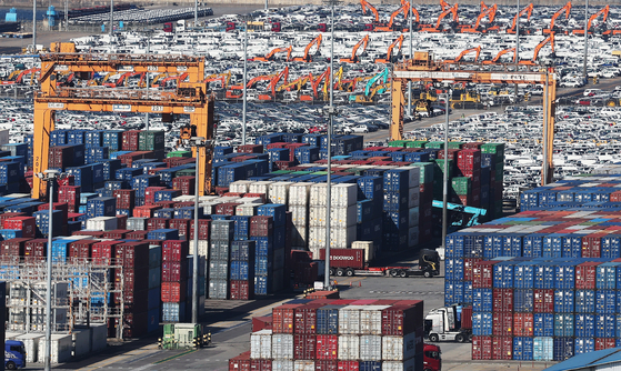 Containers are stacked at Pyeongtaek Port in Pyeongtaek, Gyeonggi on Nov. 14. [YONHAP]