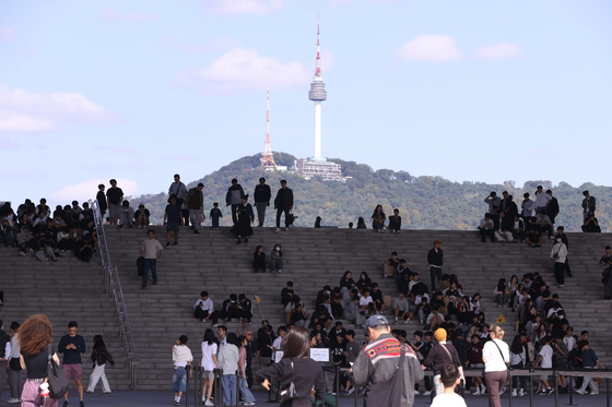 Visitors mingle on the steps outside the National Museum of Korea in Yongsan District, central Seoul, on Oct. 17. [YONHAP]