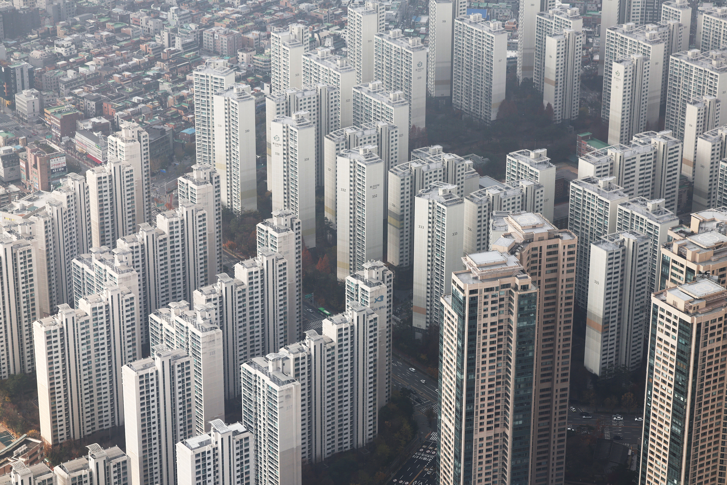 Apartment complexes in Seoul are seen from an observation deck in Songpa District, southern Seoul on Nov. 30. [NEWS1] 
