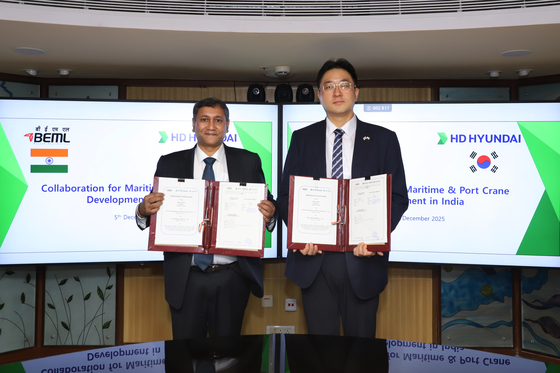 BEML Chairman Shri Shantanu Roy, left, and HD Korea Shipbuilding & Offshore Engineering Planning Director Choi Han-nae, pose for a photo on Dec. 6. [YONHAP]
