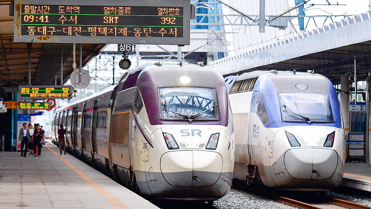 A Super Rapid Train bound for Suseo and a KTX train wait to depart on the platform at Pohang Station in North Gyeongsang on Sept. 3, 2023. [NEWS1] 