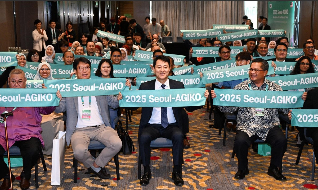 Seoul Mayor Oh Se-hoon poses for a picture during an Alumni Society of Korean Institutional Graduates (AGIKO) event held in Kuala Lumpur, Malaysia, on Dec. 7. [SEOUL METROPOLITAN GOVERNMENT]