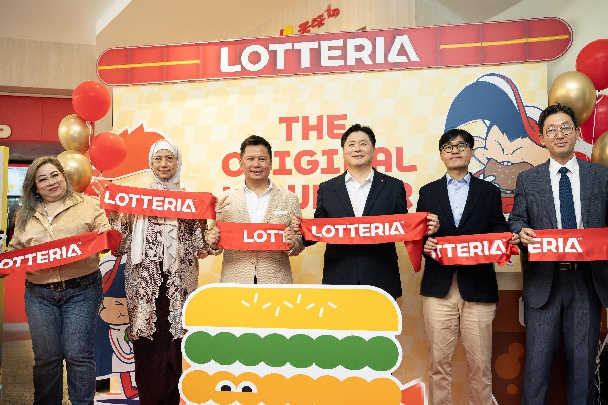 Lotte GRS Chief Executive Officer Lee Won-taek, third from right, and Serai Group Director Najib Hamid, fourth from right, pose for a photo during the opening ceremony of Lotteria's first outlet in Malaysia. [YONHAP] 